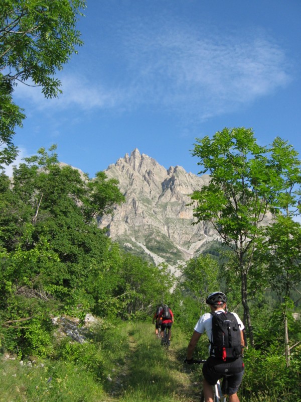 #27 Sussis -> Colmars : Montée vers la pas du Roubinous, sous la surveillance des aiguilles de Pelens Sussis -> Colmars : Montée vers la pas du Roubinous, sous la surveillance des aiguilles de Pelens