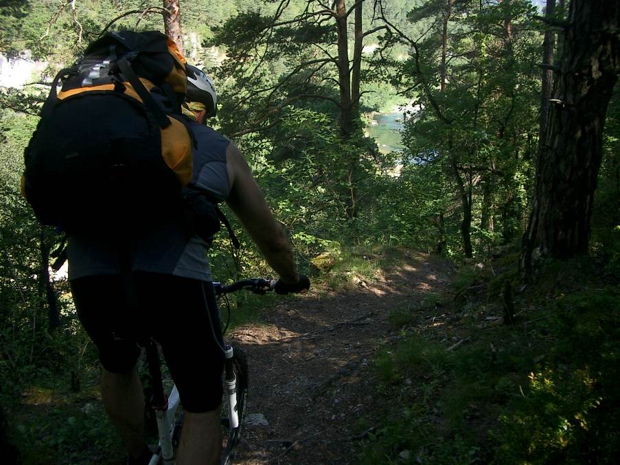 Gorges du Tarn : Un aperçu du sentier qui longe le Tarn