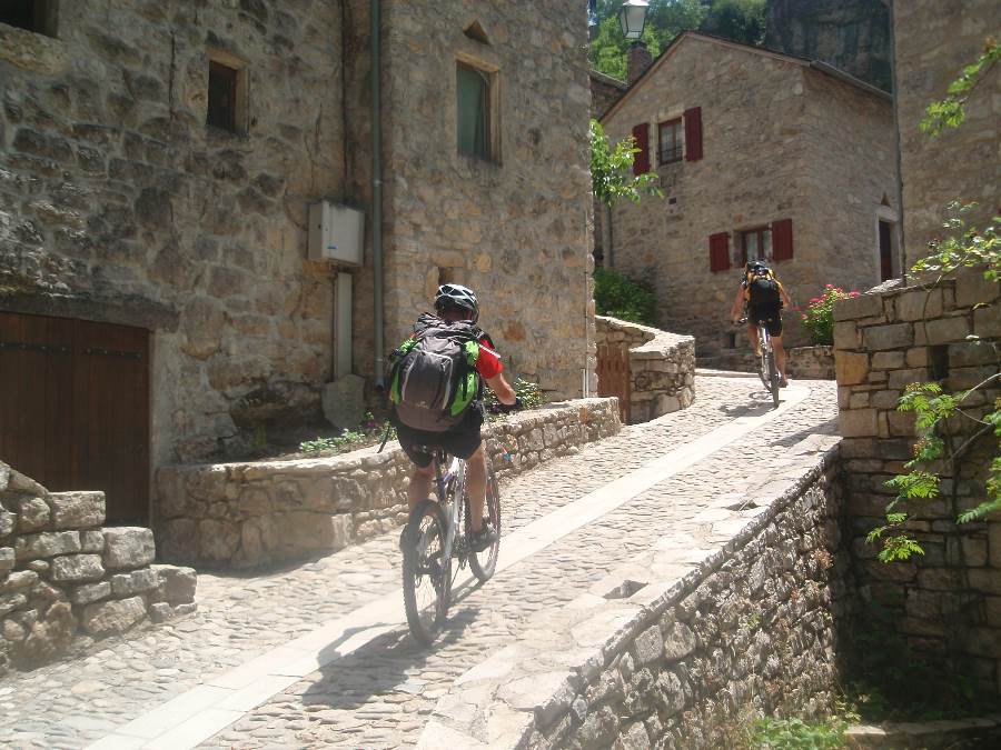 Castelbouc : Traversée du village