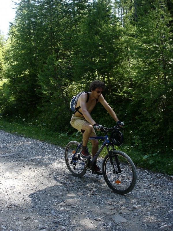 Après l'abbaye de Boscodon : Même s'il ne fait pas encore trop chaud, on cherche l'ombre!