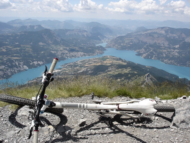 #7 Lac de Serre-Ponçon : Le Zesty sur fond de lac de Serre-Ponçon, avec le barrage entre branche ubayenne et branche embrunaise. Lac de Serre-Ponçon : Le Zesty sur fond de lac de Serre-Ponçon, avec le barrage entre branche ubayenne et branche embrunaise.
