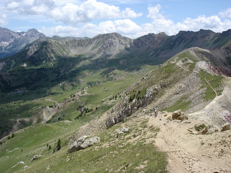 Sur la crête : Superbe descente, un peu aérienne...