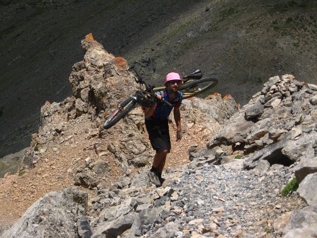 Seb en chie : Le versant N ne recèle aucun intérêt pour le VTT...