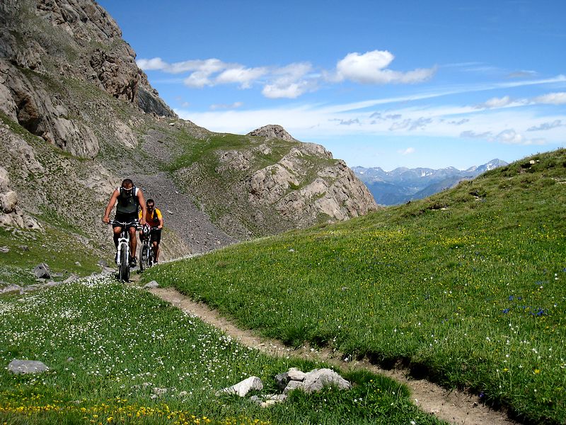 #16 Col de Vallouise : arrivée au col dans un cadre bucolique, ensuite ce sera plus engagé Col de Vallouise : arrivée au col dans un cadre bucolique, ensuite ce sera plus engagé