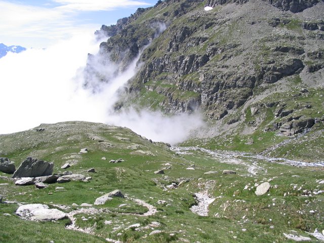 descente suite : le sentier avant d'arriver dans la partie escarpée