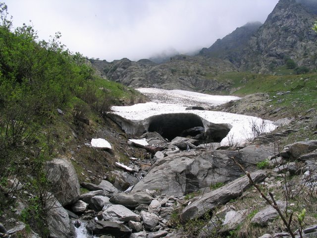 #27 névé : le chemin est défoncé par des torrents et couloirs d névé : le chemin est défoncé par des torrents et couloirs d'avalanches