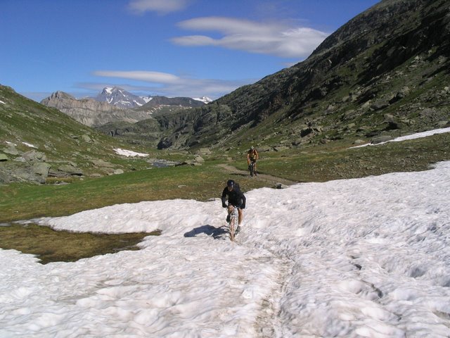 névé avant lac : quelques névés avant le lac