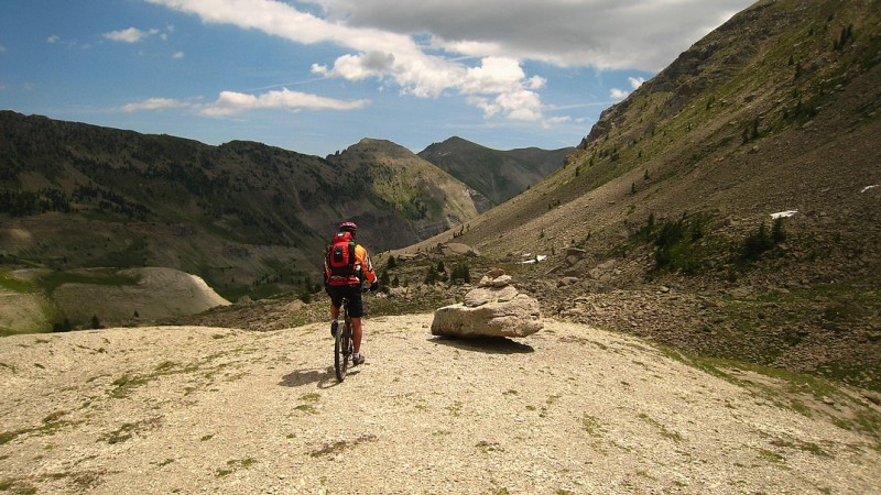 Lacs de Lignin : Début d'une très jolie descente dans un long vallon