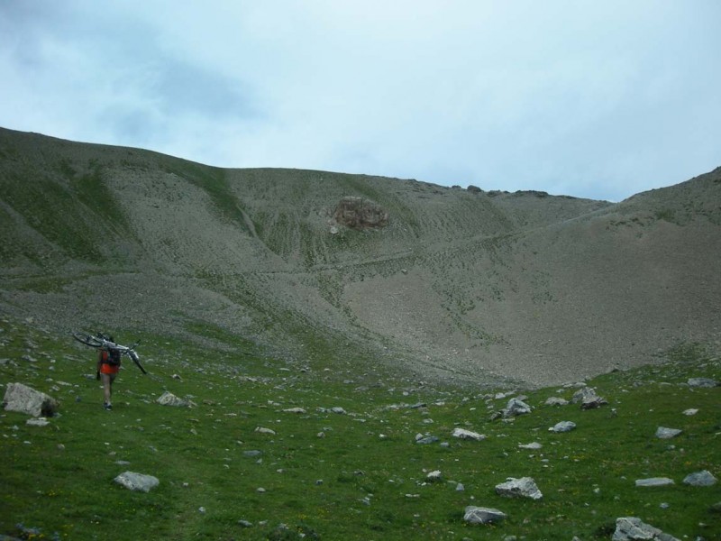 #5 Collet du Peyron : on décycle définitivement (portage poussage comme on voudra) pour rejoindre le Collet du Peyron. Collet du Peyron : on décycle définitivement (portage poussage comme on voudra) pour rejoindre le Collet du Peyron.