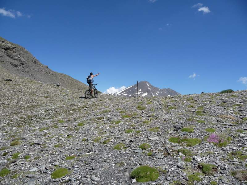 Col de Rasis : Arrivée au col de Rasis. L'objectif du jour est en vue.