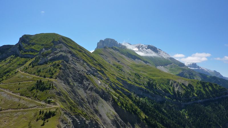 Aiguille de l'Obiou : En fond l'Obiou et la fameuse piste "immonde" en premier plan. Finalement elle roule quand même pas mal