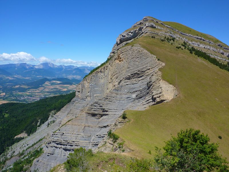 Le Chatel (Bonnet de Calvin) : Vue sur le col de la Brèche. Le sentier passe sur le sangle au dessus des barres.