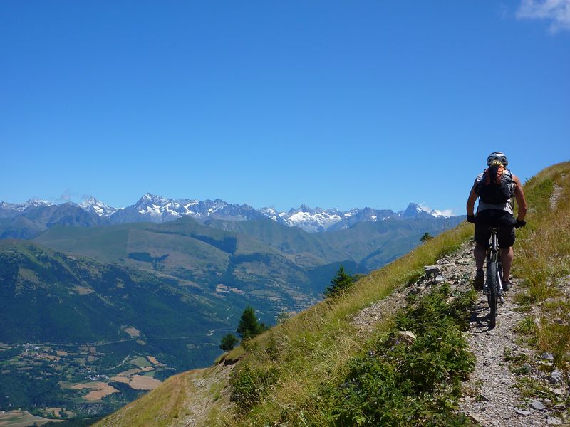 Ecrins : La montée sur la piste est moins pénible avec la vue sur les sommets enneigés des Ecrins