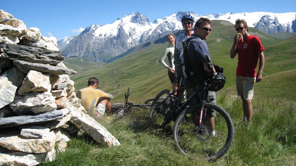 #25 Pause : derniere pause avant la descente de Besse. la Meije est omniprésente Pause : derniere pause avant la descente de Besse. la Meije est omniprésente