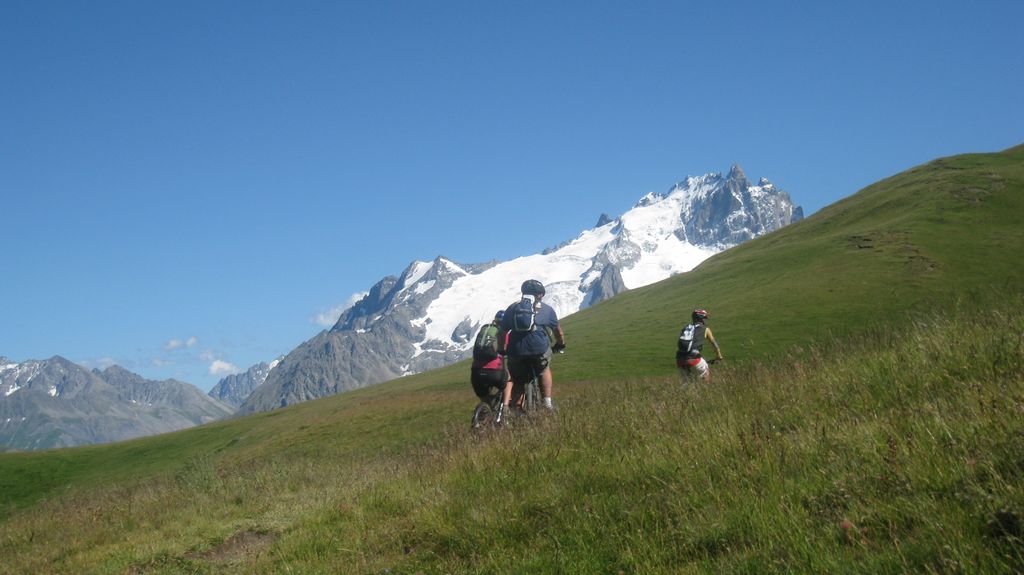 #26 C C'est beau : direction la descente de Besse. la Meije est toujours là