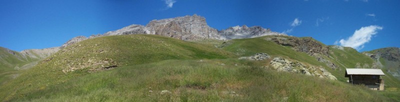 Châlet d'alpage : On quitte la piste ici, mais méfiez vous de la bergère plutôt acariâtre et si on en juge par le nombre de dents qui lui restaient, elle a du en laisser plantées quelques unes dans quelques pneus de VTT qui trainaient malencontreusem