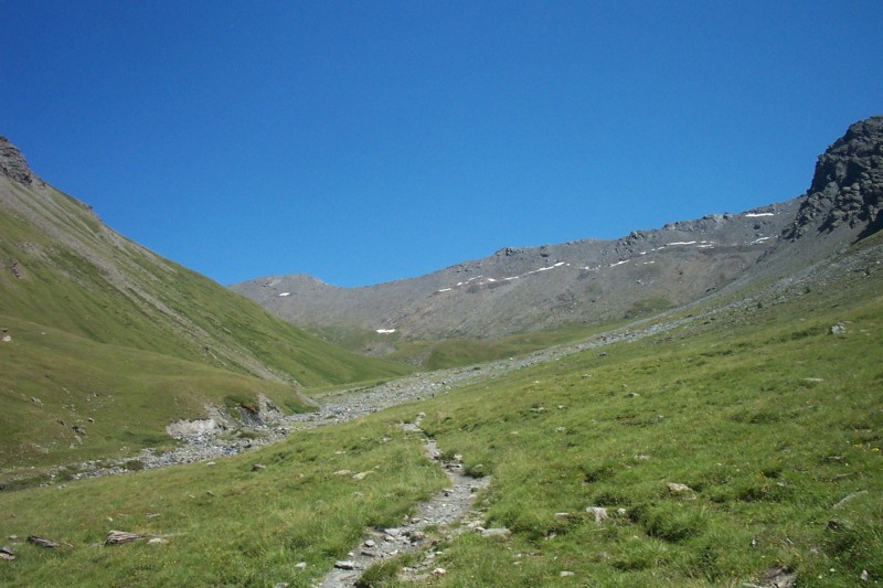 #10 Pic et col Malrif : Tout au fond de ce looong vallon, le Pic Malrif et son col anonyme (à sa droite) Pic et col Malrif : Tout au fond de ce looong vallon, le Pic Malrif et son col anonyme (à sa droite)