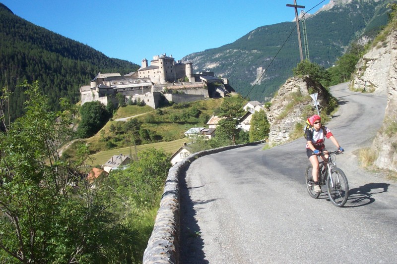 Château Queyras : Lolo enquille la montée depuis Château-Queyras