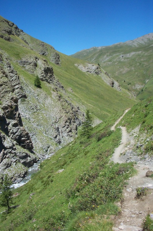 Fonds de Cervières : Le sentier domine de petites gorges de toute beauté