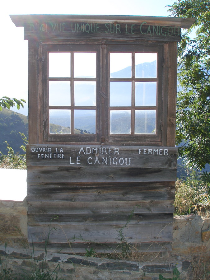 #1 Fenêtre avec vue : dans le village de Jujols Fenêtre avec vue : dans le village de Jujols