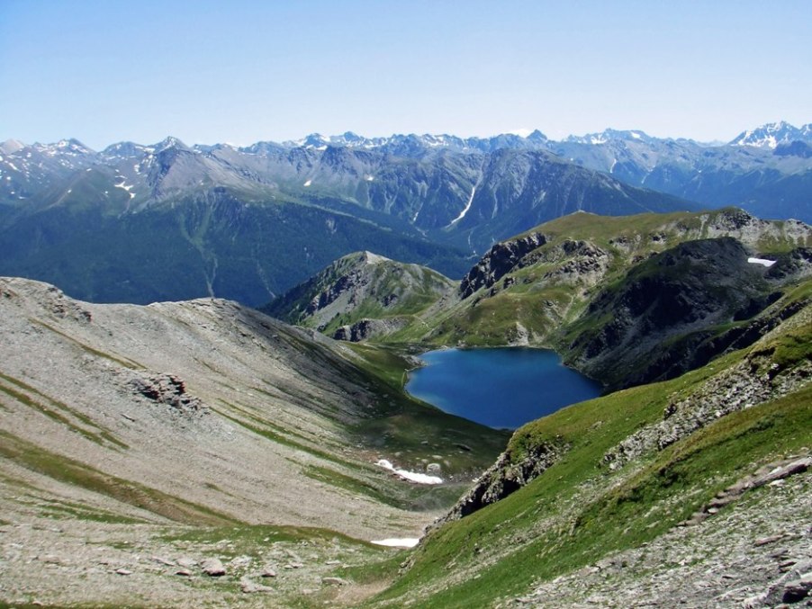 #2 Faux col du Malrif : Un régal pour les yeux ce lac du Grand Laus, à gauche la crête de descente Faux col du Malrif : Un régal pour les yeux ce lac du Grand Laus, à gauche la crête de descente