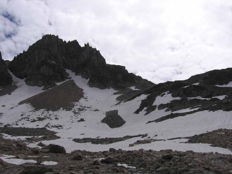 #12 face NW : pentu mais roulant. Le passage est au collu, à gauche de la crête face NW : pentu mais roulant. Le passage est au collu, à gauche de la crête