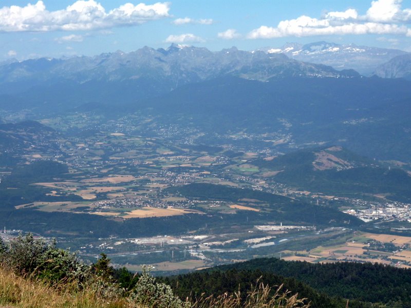 #1 La colline : Vu du sommet, c La colline : Vu du sommet, c'est plat le plateau de Jarrie, Montchab et les 4S ;-)