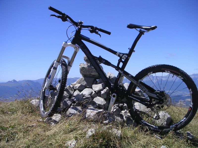 #10 Sommet de l Sommet de l'Aiguille : enfin... (quelle galère pour faire tenir le vélo avec tout ce vent)