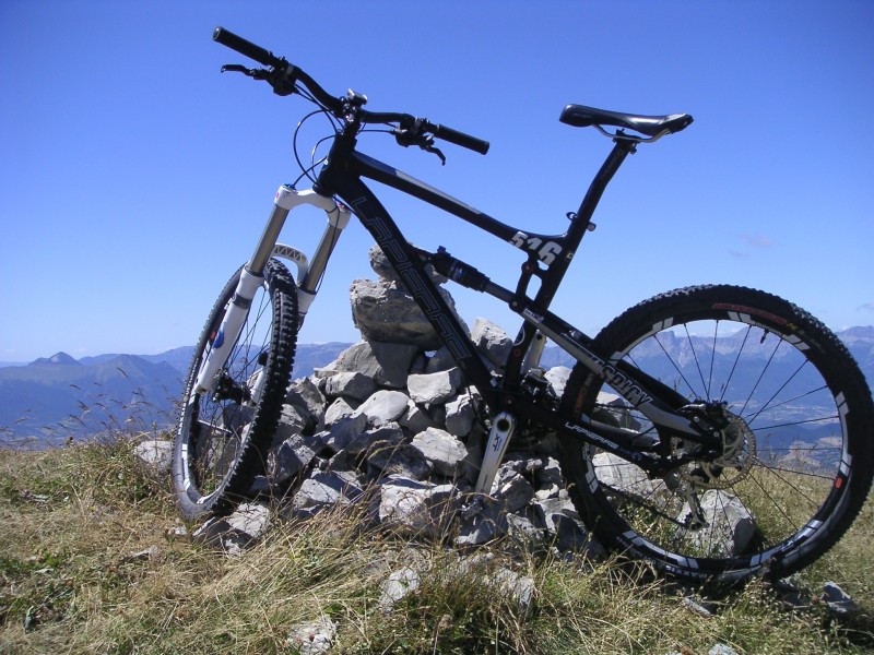 Sommet de l'Aiguille : enfin... (quelle galère pour faire tenir le vélo avec tout ce vent)