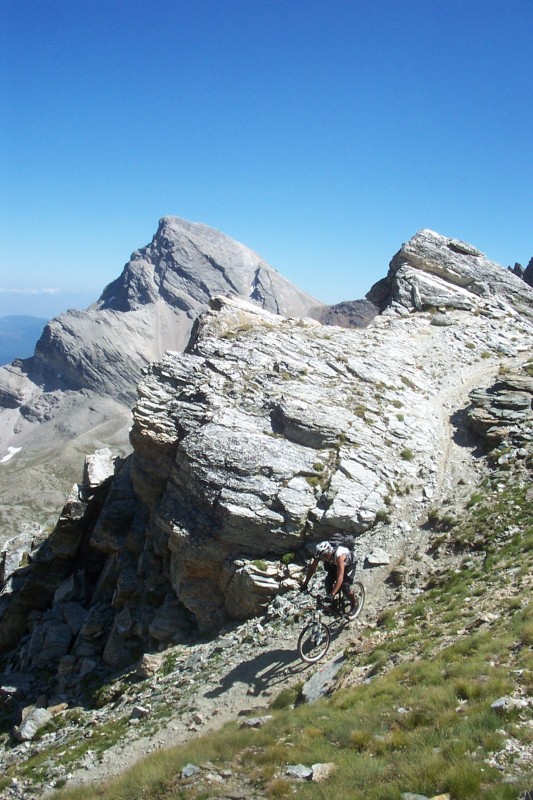 Colle delle Sagne : Squal au col, alors que nos intégristes sont sur la crête du sommet au fond !