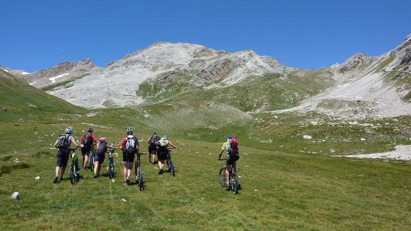 Colle delle Sagne : Le groupe se lance à l'assaut du portage final du colle delle Sagne (à droite). Rustique à souhait.