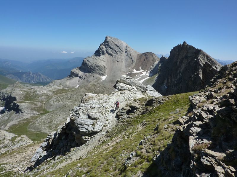 Colle delle Sagne : Départ du col dans un cadre somptueux