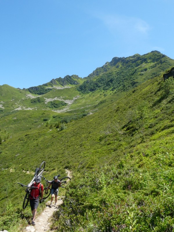 Portage : Dernier effort avant une belle longue descente.