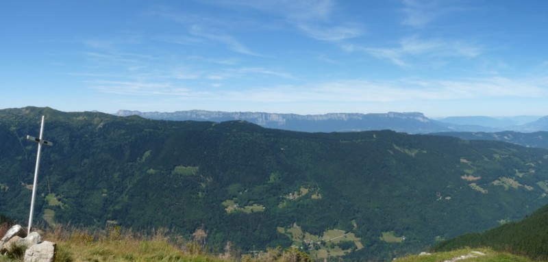 Panorama : Panorama du Grand Rocher au Crêt du Poulet et de la Dent de Crolles au Granier