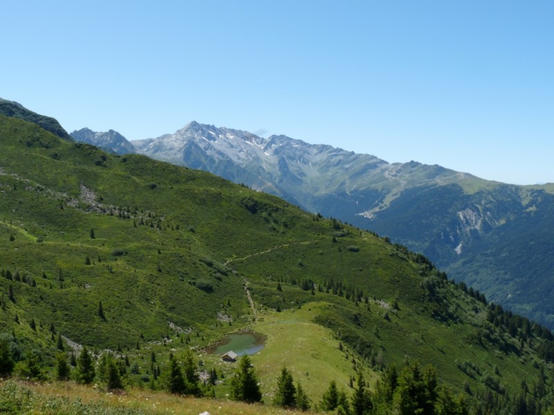 Lac Léat : Belle vue sur le lac et le massif des 7 Laux