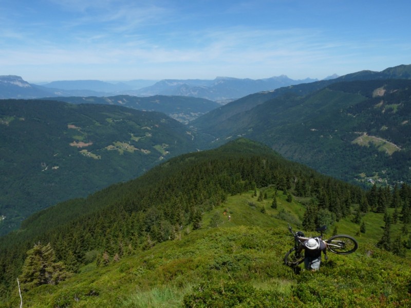 Arrivée au sommet : L'arrivée au sommet avec une belle vue sur le bassin Chambérien et de Saint Pierre d'Allevard ainsi que le Bauge.