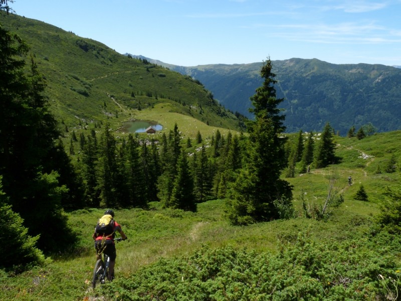 Descente : Le début se fait avec une belle vue sur le lac mais il faut être vigilant.