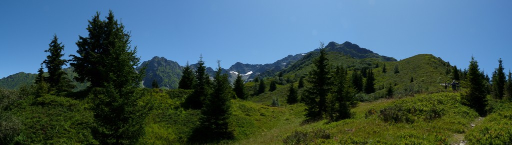 Panorama : Le paysage donne du courage pour monter la partie final du Roc de Léat.