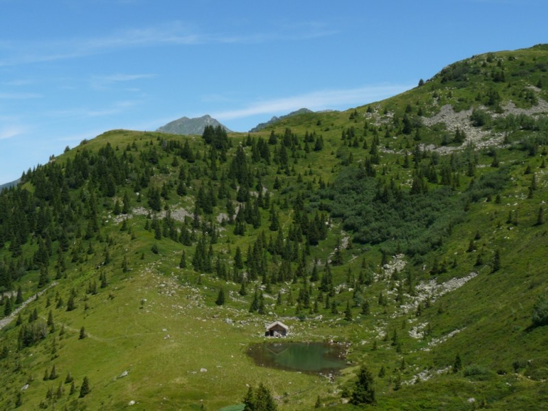 Lac Léat : Vue sur la Roc et le lac de Léat avec la première descente