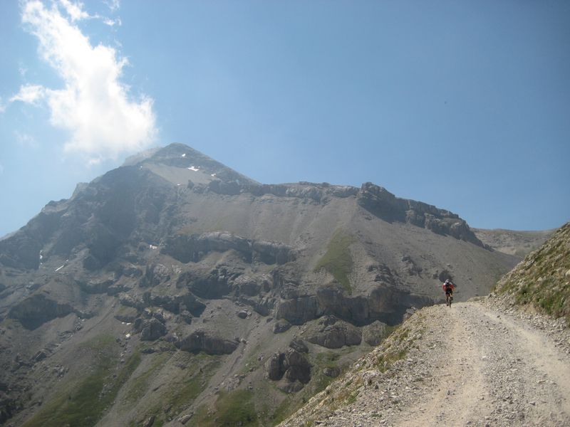 Pistasse : On prend de la hauteur, c'est moins vert et il n'y a plus de mélèzes.