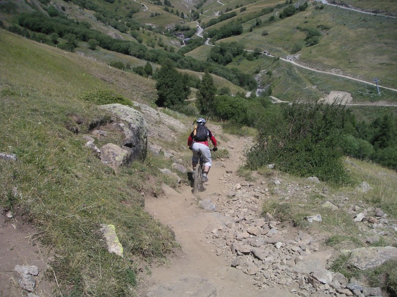 #4 Nico dans la descente : La fin de la descente est un peu caillouteuse mais jamais difficile.
PS : la baguette est toujours là... Nico dans la descente : La fin de la descente est un peu caillouteuse mais jamais difficile.
PS : la baguette est toujours là...