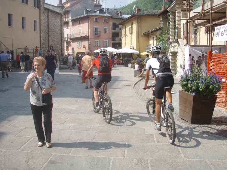 #2 on cherche la boulangerie dans Limone... on cherche la boulangerie dans Limone...