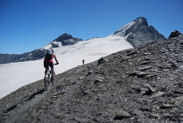 La Grande Sassière : ce qui est bluffant, c'est de rouler sur une crête le long du plat de glacier. Contraste plein les mirettes...