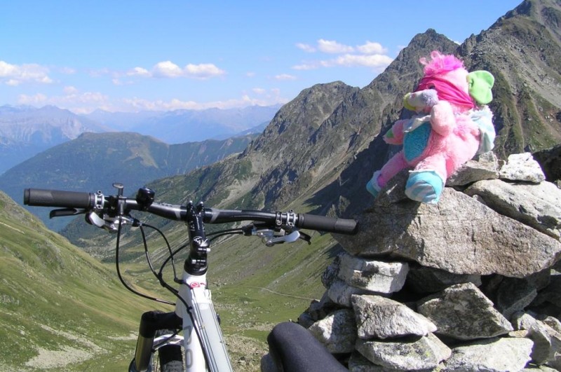 Col du Merlet : Popol regarde l'itinéraire de descente