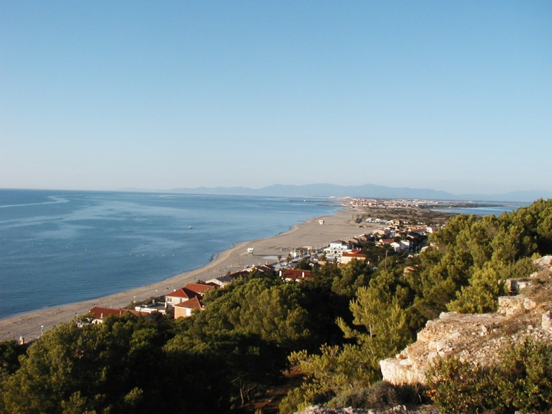 La côte catalane : Les plages à perte de vue et les Albères au fond.