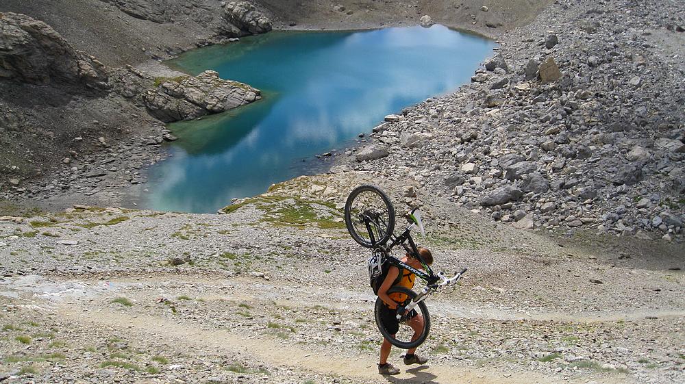 Portage raide : au-dessus du Lago del Vallonasso di Stroppia