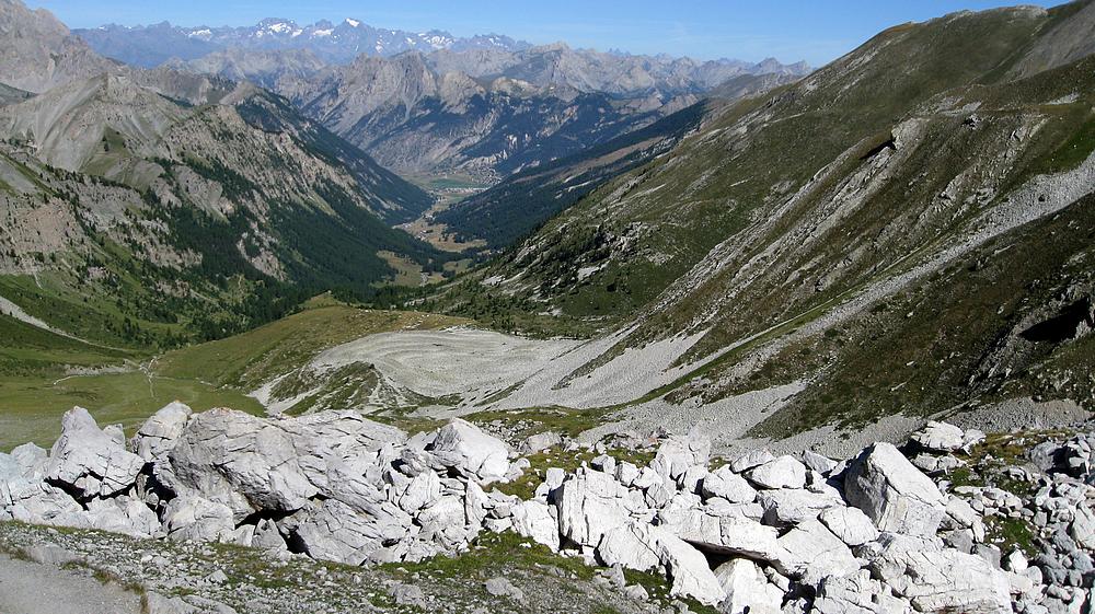 #3 Vue sur Ceillac : Et les blancs sommets des Ecrins au fond Vue sur Ceillac : Et les blancs sommets des Ecrins au fond