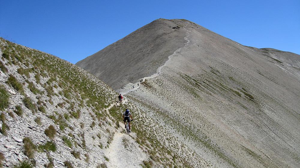 #8 Traversée étroite : avant d Traversée étroite : avant d'attaquer la raide montée au sommet