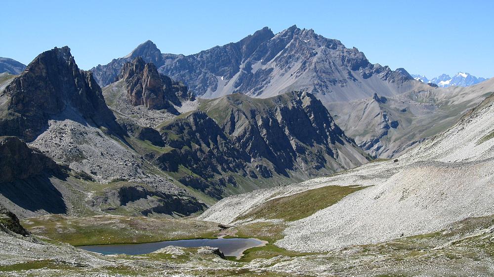 #17 Lac du roure 2558m : + Aiguille Large + Aiguille Pierre André et col de Girardin au fond Lac du roure 2558m : + Aiguille Large + Aiguille Pierre André et col de Girardin au fond