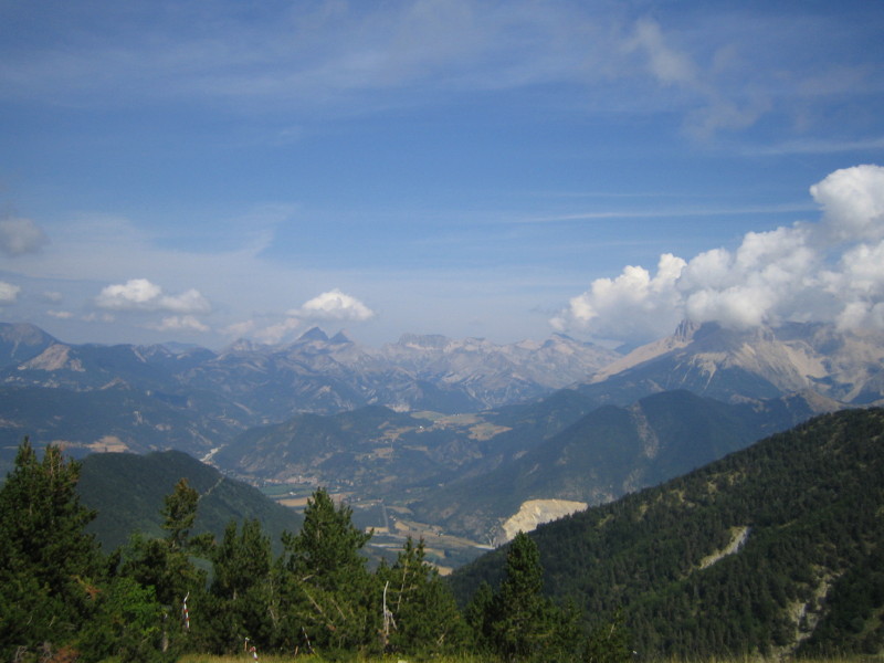 Sanglier : Le début de la descente de la Manche avec la ru-balise et juste derrière on voit la piste qui mène à la deuxième partie intéressante  de la descente